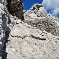 Hier die erste Kletterstelle, durch die Scharte gehts hoch.