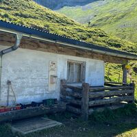 Auf der Moosenalm: Kaltgestellt im Futtertrog – bezahlt wird mit gutem Gewissen.