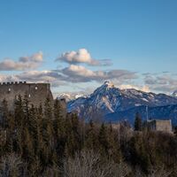 Burg Eisenberg vor Alpenpanorama