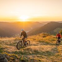 Biker im Morgengrauen auf den Höhen des Schwarzwaldes