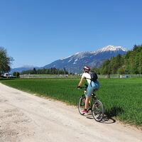 Der Weg entlang der Autobahn