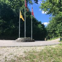 Am Aufgang zur Burg und zum Aussichtspunkt