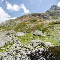 Mauerreste der historischen Knappenbehausung im Vetternkar - im Hintergrund Rotmandlspitze und Sauberg