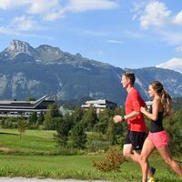 Sommersbergseestraße mit Loser und Narzissen Vital Resort