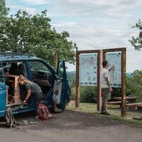 Zwei Wandernde am Startpunkt mit ihrem Van in Meinerzhagen