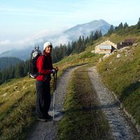 Wanderin unterwegs auf dem Prättigauer Höhenweg