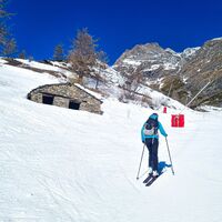 Skitourengeherin, die auf der Route des Claret aufsteigt