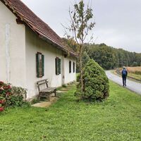 Gemütlich wandern wir der Bahn entlang