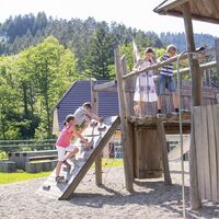 Kinder auf dem Spielplatz auf dem Hornberger Schlossberg