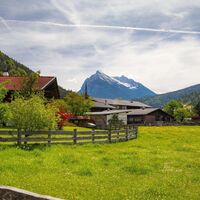 Scharnitz - Wanderung Dorfrunde - Blick auf Scharnitz mit Wiese.jpg