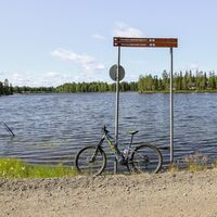 Der Rukankierros-Weg folgt dem Ufer des Sees Talvijärvi