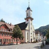 Marktstraße / Marktplatz mit Stadtkirche in Neuenbürg