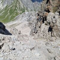 Der Abstiegsweg nach Norden von der Leiterscharte aus gesehen. Sieht übel aus und wird dann aber auch nicht besser (T4). Erst unten wo es flacher wird kommt wieder ein angenehmerer Weg.