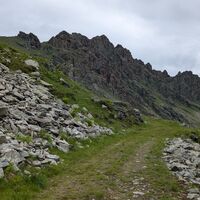 Straße mit der Burg Moross im Hintergrund