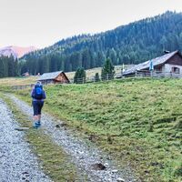 Vormittags liegt die Alm noch im Schatten