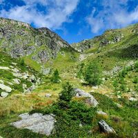 Durch teils steiniges Gelände der Südflanke führt der Wanderweg bis zum Bergkamm.