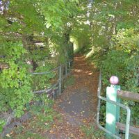 ...gleich nach dem Bahnschranken rechts...