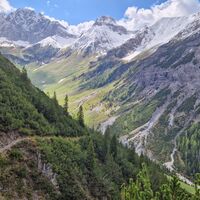 Blick vom Trampelpfad auf den von SO heraufziehenden Normalweg. Im Hintergrund das liebliche, einsame und verlassene Tal, an dessen Ende die Anhalter Hütte liegt.