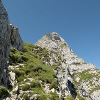wie zuvor erwähnt gehts dann rechts am Felsblock vorbei