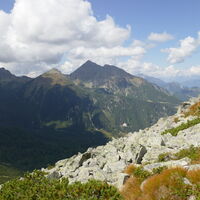 beim Abstieg blicken wir zum Knaudachkogel, dem Kleinen und Großen Griesstein