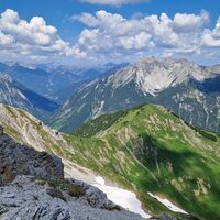 Der Grasbuckel in der Bildmitte ist der Kalte Stein, auch eine Abstiegsvariante (T4).