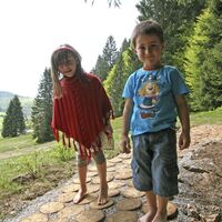 Kinder auf dem Barfußpfad Muggenbrunn