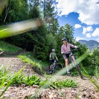 Der legendäre Uphilltrail nach Tersnaus ist herausfordernd und macht mega Spass.