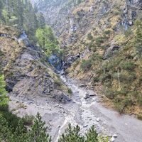 Hier ein Blick vom Aufstiegsweg zum Prügelbach, der sich durch eine Schlucht zwängt. Nach der Schlucht gibt es wieder ein breiteres Bachbett. Links kommt auch ein Bach herein aus dem Seitental des Schmittetals.