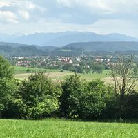 Altenstadt mit den oberbayerischen Alpen im Hintergrund