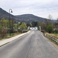Brücke über die Schwechat mit Bischofsmütze