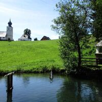 Osterwitz mit Frauenbründl im Vordergrund