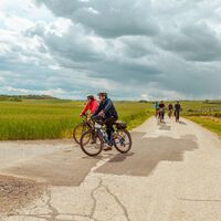 Radfahrer sind auf einer flachen Straße mit schönem Ausblick und weitem Horizont unterwegs.