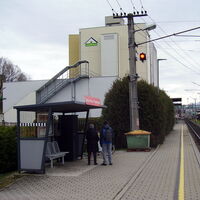 Die Lokalbahnhaltestelle Plainbrücke. Wichtig ist das Drücken der Haltetaste, damit der Lokführer auf das rote Licht reagieren kann.