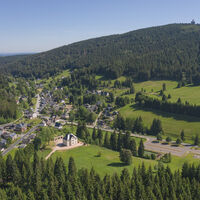 "Alte Försterei" mit Wildenthal und Auersberg (1.018m)