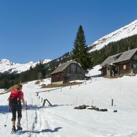 Bei Almhütten wandern wir vorbei
