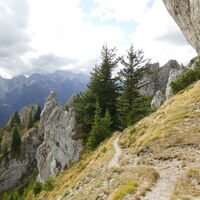 schön schlängelt sich der Weg um die Felsen