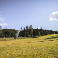 Die Skistation Ruka gesehen vom Talvijärvi entlang des Rukankierros-Wegs