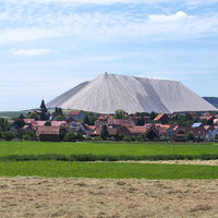 Dankmarshausen, im Hintergrund der Monte Kali bei Heringen (Hessen)