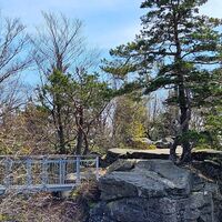 Felsen mit Gipfelkreuz