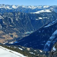 Aussicht auf das Tamina Tal mit dem Stausee Mapragg im Spätwinter/Frühling