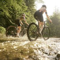 Radfahrer im Wildbach_Miesenbach_Oststeiermark