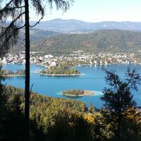 am Weg zum Pyramidenkogel: Blick nach N zum Wörthersee mit der Kapuziner- und Schlangeninsel sowie der Pörtschacher Halbinsel – dahinter die Wimitzer Berge - Impressionen 2