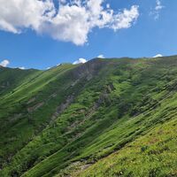 Beim Aufstieg auf den Rudigerkopf (rechts) und der weitere Gratverkauf (links)
