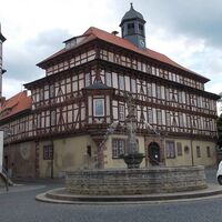 Rathaus und Brunnen auf dem Markt in Vacha