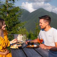 Bergrestaurant Gschwandkopf - Paar genießt Essen vor Bergpanorama Seefelder Spitze.jpg