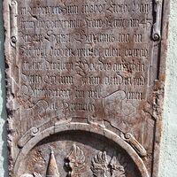 Links vom Kirchentor