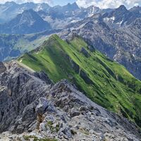 Blick von der Karlesspitze auf den weiteren Gratverlauf nach Süden. Der Weg verläuft rechts vom Grat.