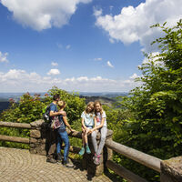 Familie macht Pause an der Hohen Bracht