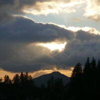 beim Abstieg genießen wir noch die Abendsonne, im Lichtkegel der Stirnlampen gehts mit dem Rad retour
