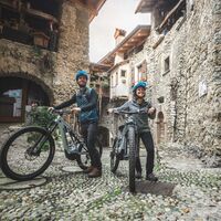 Mit dem Fahrrad durch die Straßen von Canale